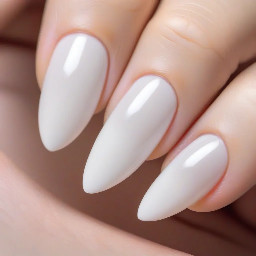 En amande pas trop long avec une French blanche et peut être des perle blanche ainsi qu’un ongle différent