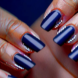 Dunkelblauer French mit einem kleinen e auf dem kleinen Finger